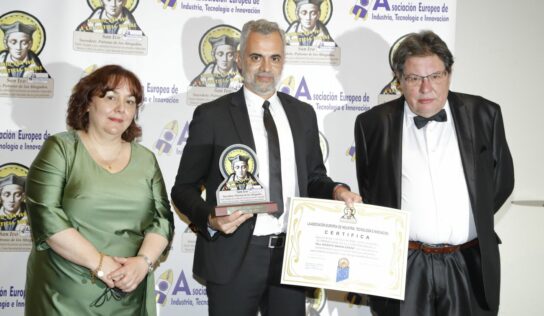 Vicente Marín Zarza recibe el premio San Ivo a la Justicia Social