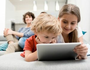 ¿Vacaciones sin pantallas? Qustodio da 7 tips para equilibrar la vida online y offline de los menores