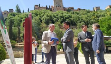 El Ayuntamiento de Granada suma un nuevo desfibrilador en el Paseo de los Tristes con la previsión de contar con doce antes de final de año