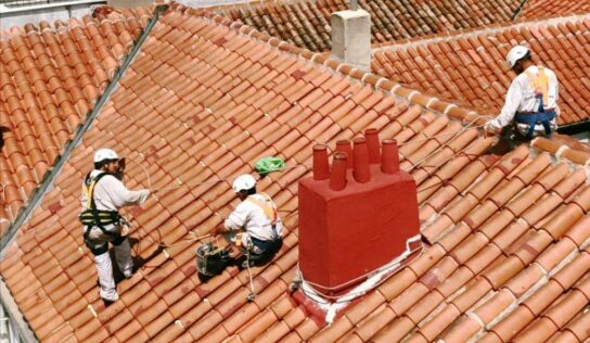 La importancia de impermeabilizar el tejado para la instalación segura de placas solares, por Tejados Gijón