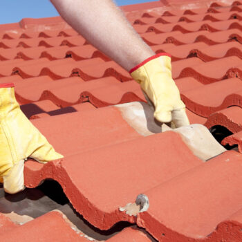 Reparaciones y mantenimiento de tejados: ¿Cómo reconocer los daños a tiempo?