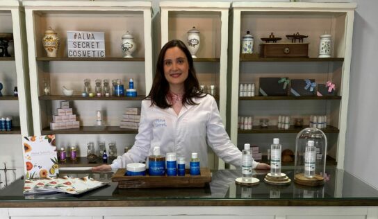Alma Secret bate récord de ventas con su champú Shikakai en formato sólido