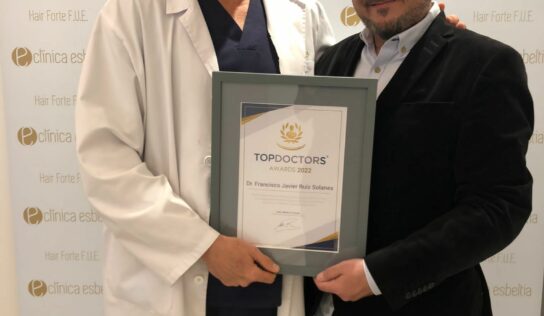 El doctor malagueño Francisco Ruiz Solanes recibe el premio TopDoctors al mejor cirujano capilar de España