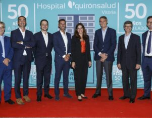 El Hospital Quirónsalud Vitoria conmemora su 50 aniversario junto a la alcaldesa de Vitoria-Gazteiz, Maider Etxebarria