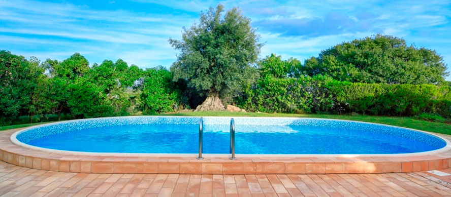 El encanto duradero: piscinas de fibra para un hogar moderno