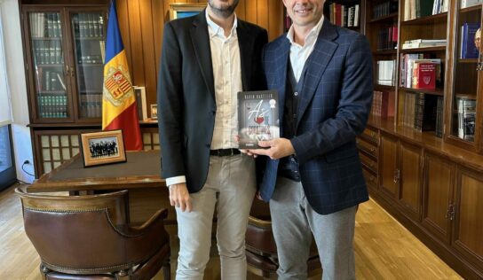 El presidente del gobierno Andorrano, Xavier Espot, y el Cónsul Mayor de Andorra la Vella, David Astrié, reciben al escritor David Castillo confirmando el éxito de su novela ‘As de Corazones’ (Grupo Planeta)