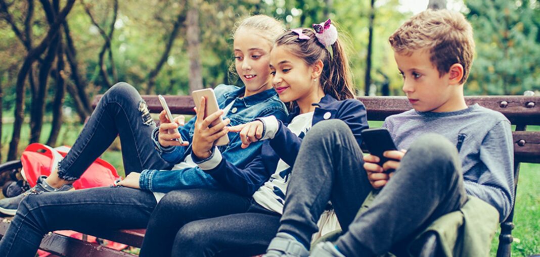 «Mi hijo quiere un móvil», cómo lidian los padres con el primer teléfono de sus hijos