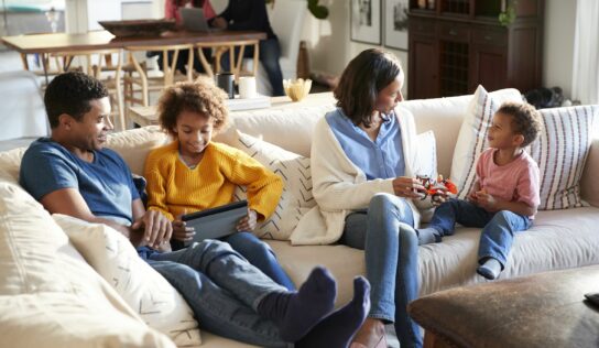 La exposición a contenidos para adultos y la adicción, principales preocupaciones de los padres sobre el consumo digital de los menores