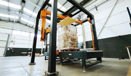 Innova Group presenta una nueva envolvedora de brazo más eficiente y sostenible para el embalaje industrial