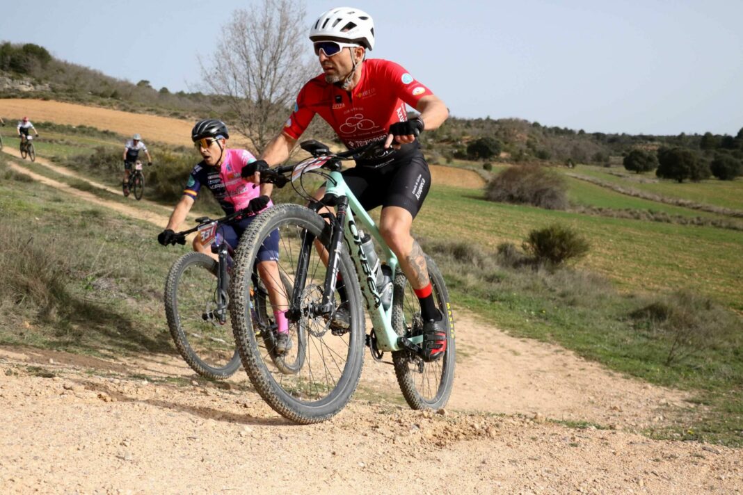 Javier Écija y Muriel Bouhet se imponen en la III Gárgoles Bike Race
