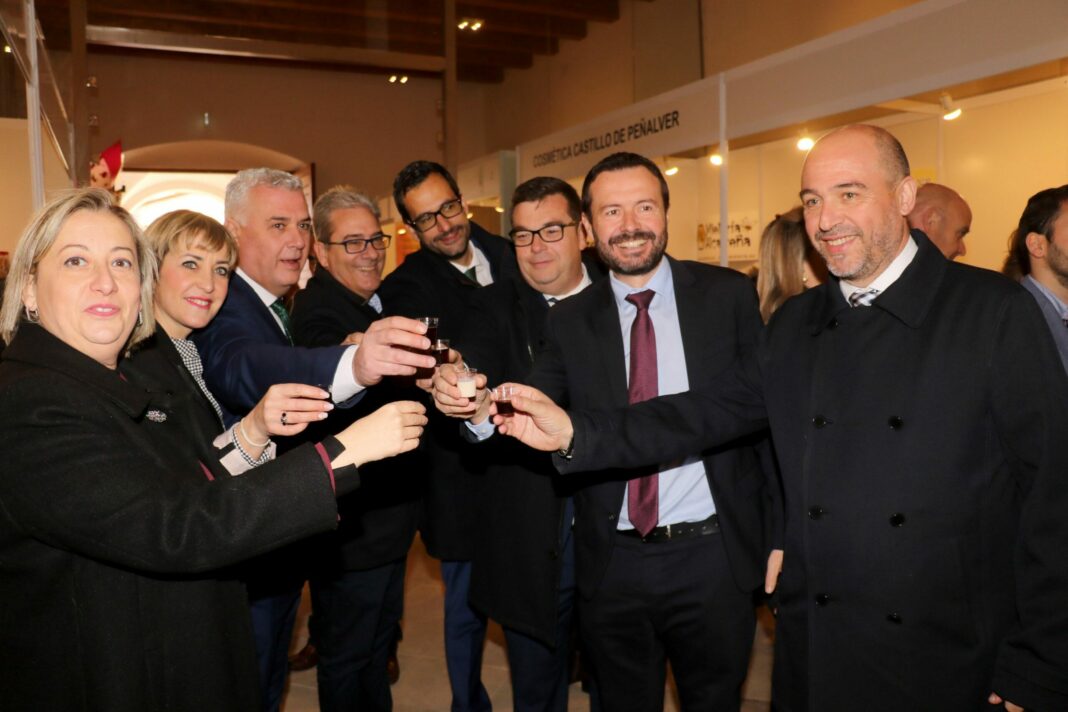 Éxito de público y ventas, pese a lluvia y nieve en la tarde del sábado, en una Feria que pone la Apicultura en candelero