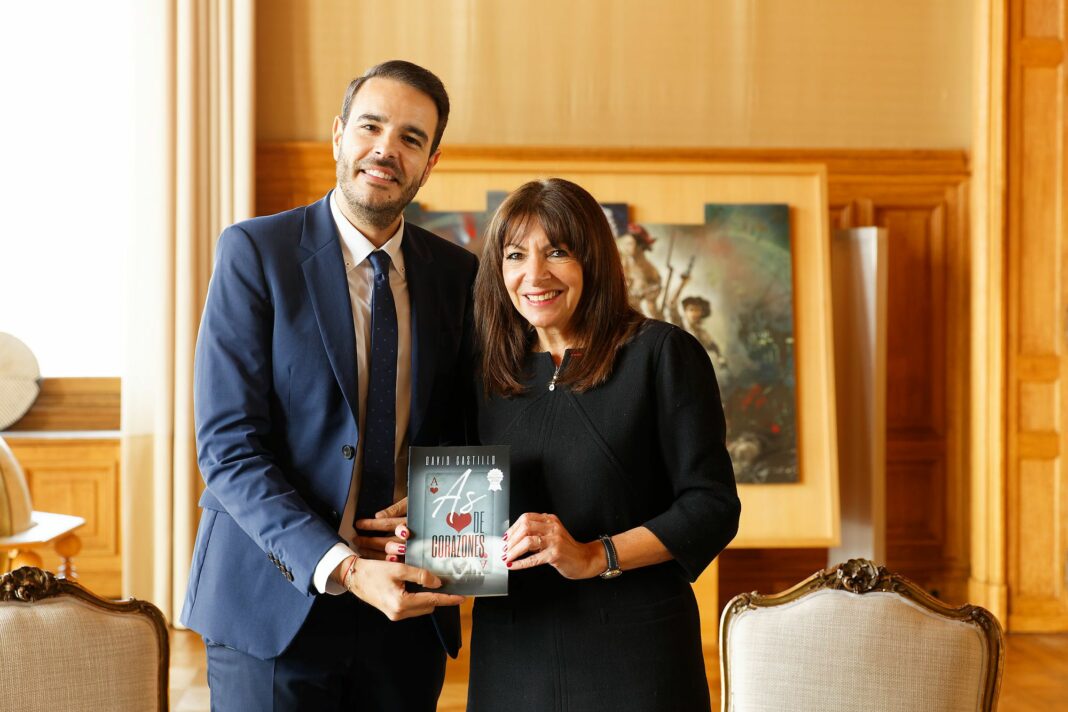 La alcaldesa de Paris, Anne Hidalgo, recibe al escritor David Castillo, autor de la exitosa novela ‘As de Corazones’