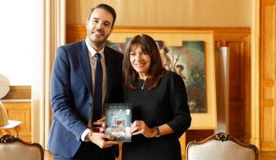 La alcaldesa de Paris, Anne Hidalgo, recibe al escritor David Castillo, autor de la exitosa novela ‘As de Corazones’