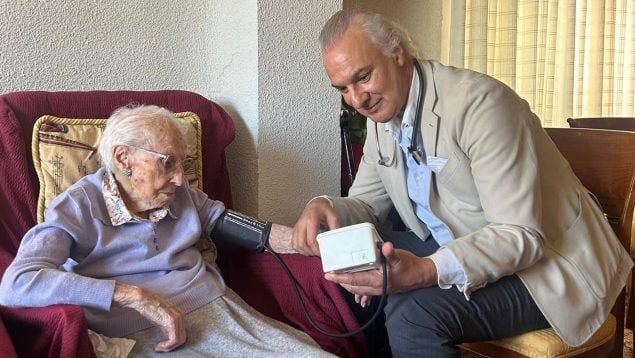 Doña Josefa revela su secreto para llegar sana a los 107 años, arropada por el doctor Manuel de la Peña