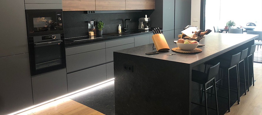 Negro suave y tonos carbón: contraste controlado y elegancia contemporánea Negro suave y tonos carbón: contraste controlado y elegancia contemporánea